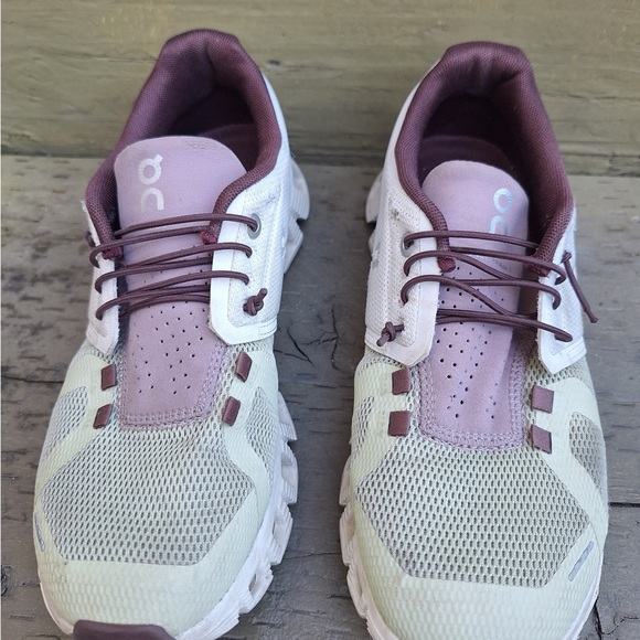On running shoes - Picture 1 of 4
